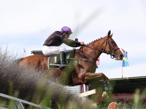 Cabot Cliffs siegt unter Hakim Tebet im Preis des Elektro- und Sanitärhandwerks - Listenrennen