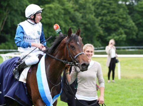 Lady Ilze siegt unter Adrie de Vries in den Horn und Company - 105. German 1000 Guineas