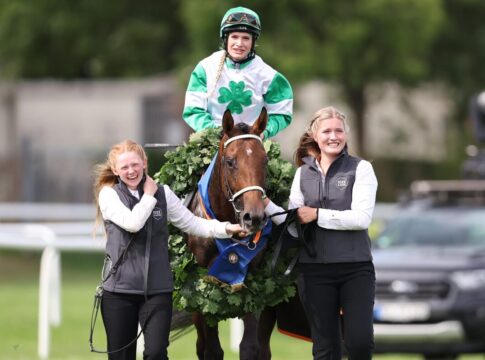 Hochkönig siegt unter Nina Baltromei im IDEE 156. Deutsches Derby, Gr.1