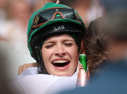 Nina Baltromei nach dem Sieg im IDEE 156. Deutschen Derby