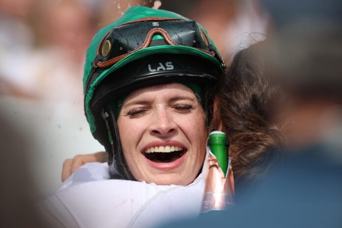 Nina Baltromei nach dem Sieg im IDEE 156. Deutschen Derby