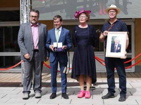 Patrick Bücheler, Peter Schiergen und Andrea und Michael Winkler mit den Bundesverdienstkreuzen des unvergessenen Heinz Jentzsch