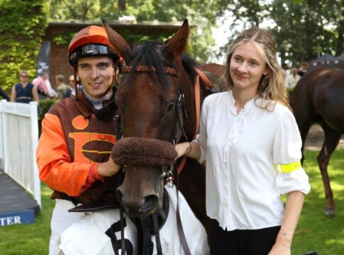 Koffi Kick siegt unter Thore Hammer-Hansen im ARQANA Hoppegartener Stutenpreis, L.