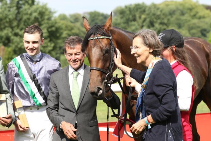 Nicoreni nach dem Diana-Sieg mit Dr. Ingeborg von Schubert (2.re.)
