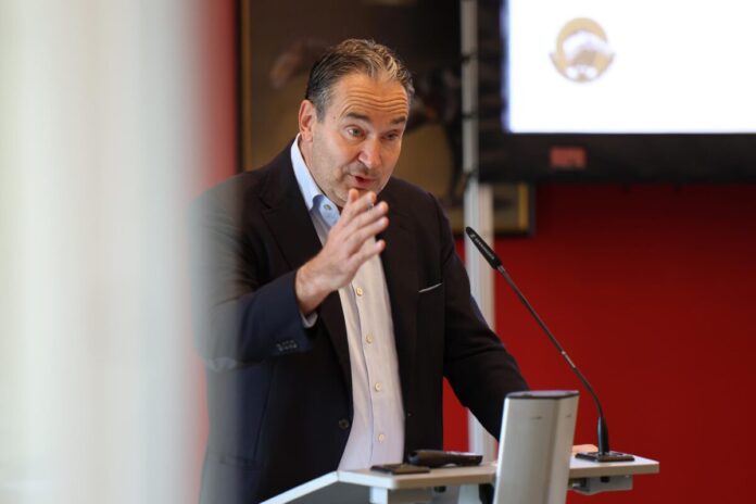 Gregor Baum am Montag bei Jahreshaupt- und Mitgliederversammlung der Besitzervereinigung für Vollblutzucht und Rennen e.V.