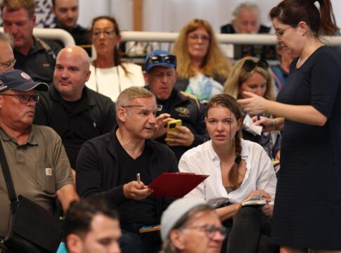 Eckhard Sauren (Mi.) unterschreibt einen Kaufvertrag