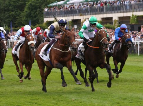Convergent (li.) bei seinem zweiten Platz im Derby