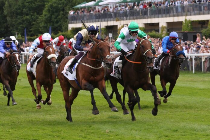 Convergent (li.) bei seinem zweiten Platz im Derby