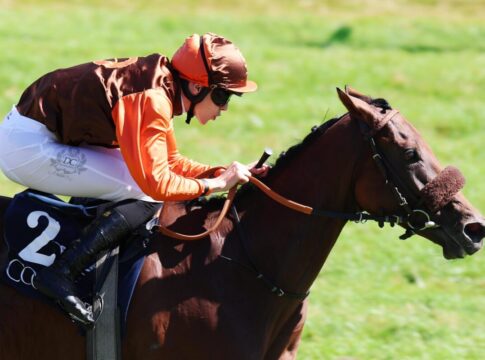 Koffi Kick siegt unter Leon Wolff im Coolmore Stud Baden-Baden Cup