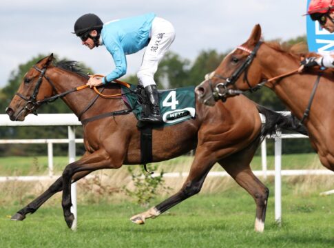 Salonglaenzende siegt unter Adrie de Vries