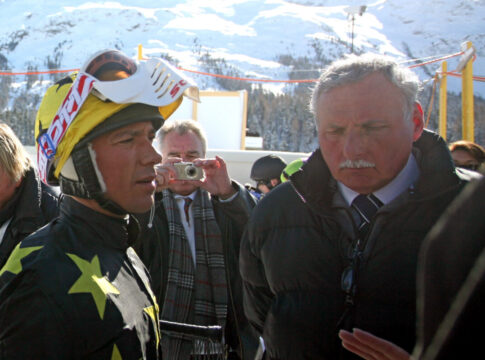 Sankt Moritz, Jockey Frankie Dettori empfaengt die Order von Trainer Miro Weiss
