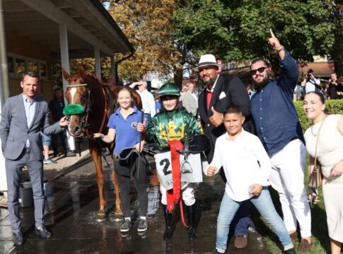 Erster Start für Grewe: Shining Yellow gewinnt direkt in Baden-Baden Shining Yellow und Team