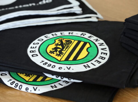 Dresden, Logo auf einer Nummerndecke des Dresdener Rennvereins