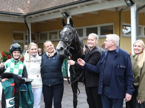 Adina siegt unter Anna van den Troost