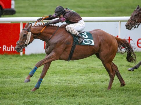 Nairo siegt unter Nina Baltromei