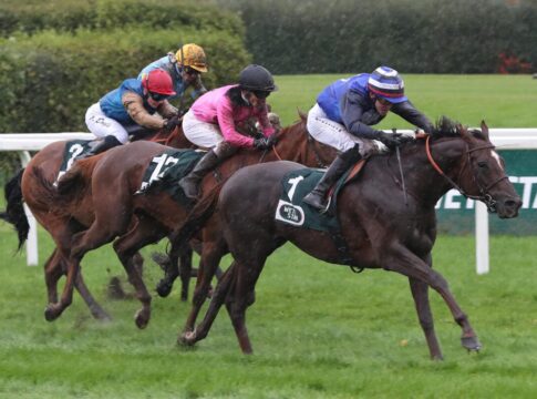 Schtzenzauber siegt unter Sean Byrne im LOTTO Bayern Grand-Prix - Mnchner Herbst-Preis - L.