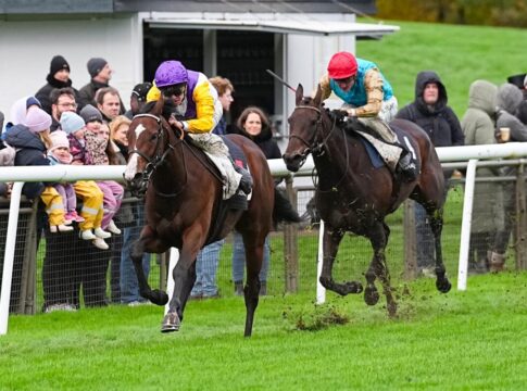 Santagada siegt unter Leon Wolff im Shadwell Stallions - Herbst Stutenpreis, Gruppe III - Stutenrennen