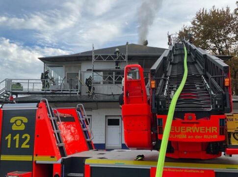 Brand auf der Mülheimer Rennbahn (Feuerwehr Mülheim)