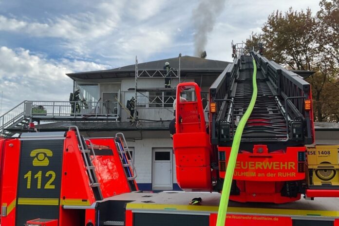 Brand auf der Mülheimer Rennbahn (Feuerwehr Mülheim)