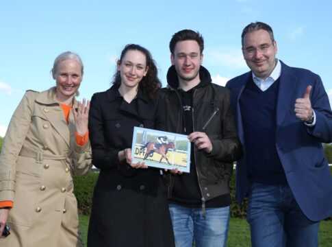 Julia Baum, Alicia Baum, David Baum und Gregor Baum freuen sich ber den Sieg von Anno Mio