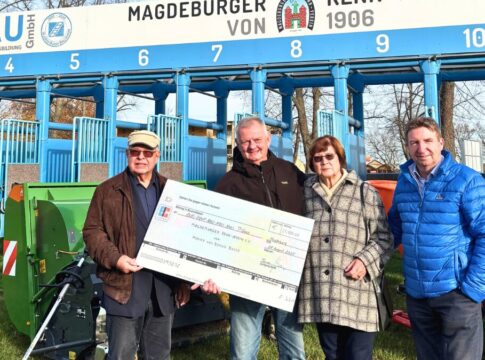 Geschäftsführer Torsten Meyer (2.v.l.) nimmt von Bernd und Monika Busse den Scheck entgegen. Jens Hitzeroth (1.v.r.) stellt die Investitionen vor