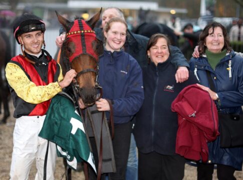 Maid Of Dragon und Team