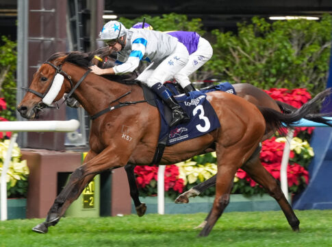 Hugh Bowman gewinnt auf Silvery Breeze Foto: hkjc.com