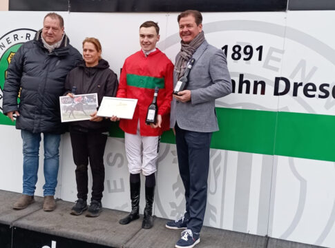 Maharani gewinnt in Dresden. Siegerehrung mit Leon Wolff (2.v.re.) und Ulrike Timmermann (3.v.re.)