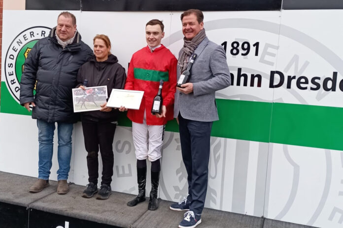Maharani gewinnt in Dresden. Siegerehrung mit Leon Wolff (2.v.re.) und Ulrike Timmermann (3.v.re.)