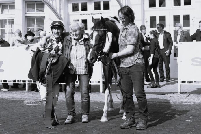 Uschi Birk (Zw. v. li.) mit Vernatsch sowie Alexander und Sarah Weis nach einem Sieg in Hamburg