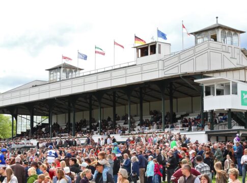 Die Haupttribüne der Rennbahn Köln