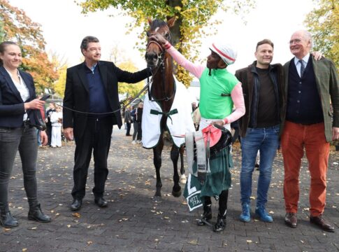 Dr. Stefan Oschmann (re.) und Michael Motschmann (2.v.li.) mit Gostam