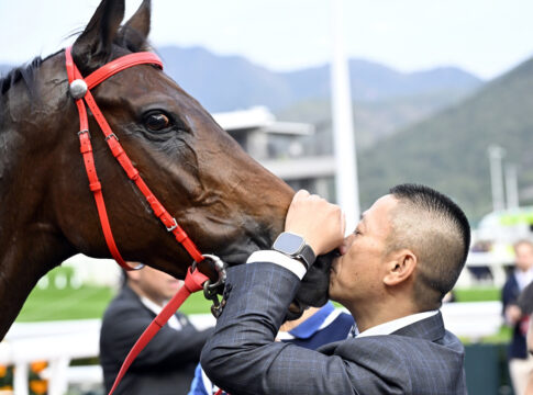 Trainer Danny Shum und sein Superstar Romantic Warrior (Archiv) Foto: hkjc