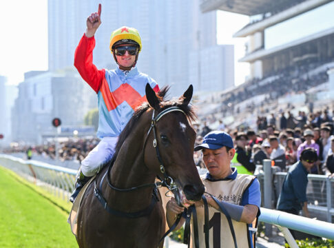 Zac Purton nach dem Sieg im Centenary Sprint Cup Foto: hkjc.com