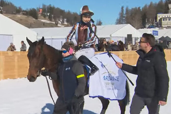 Esentur Turganaaly Uulu nach dem Sieg mit Beau Gars Foto: Screenshot Esentur Turganaaly Uulu nach dem Sieg mit Beau Gars Foto: Screenshot