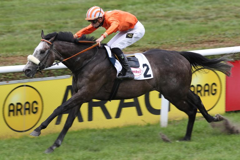 Der Hattrick ist da: Delozier siegt mit Enissey
