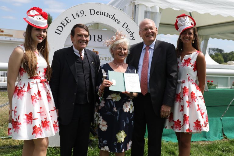 Goldene Ehrennadel des DVR für Erika Mäder