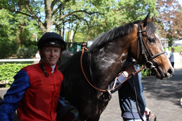 Minarik reitet So Chivalry im Deutschen Derby