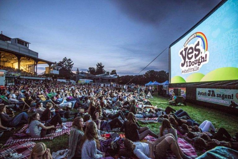8.000 bei Abend-Kino auf Kölner Rennbahn