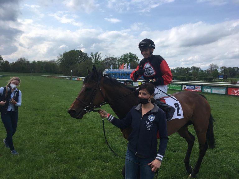 Flotte Biene siegt am Trainer- und Jockey-Geburtstag