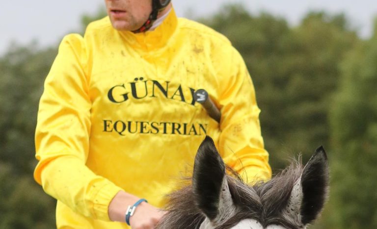 Günay Equestrian und die Rolle rückwärts