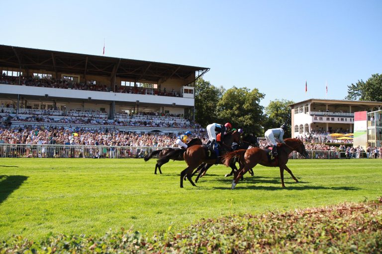 Silberne Peitsche, Derbytest und Stutenrennen werden in Hoppegarten gelaufen