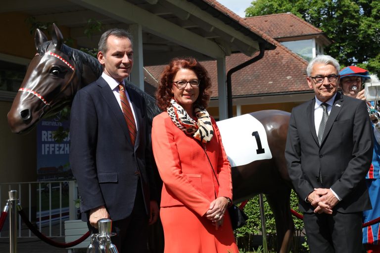 Zufriedenheit bei Gemeinde nach Tribünen-Erwerb Zufriedenheit bei Gemeinde nach Tribünen-Erwerb