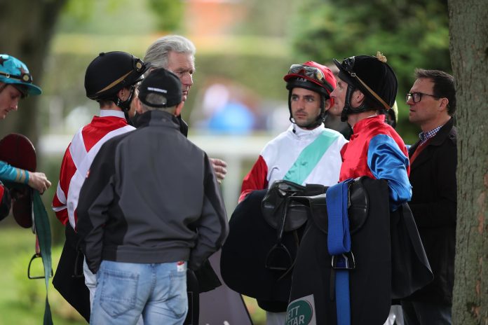 Jockeys im 1. Rennen: Absatteln, Pause, aufsatteln Jockeys im 1. Rennen: Absatteln, Pause, aufsatteln