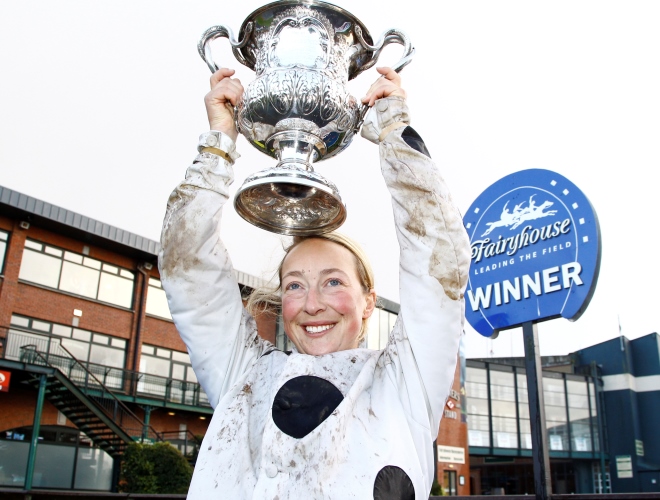 lorna-brooke-with-trophy