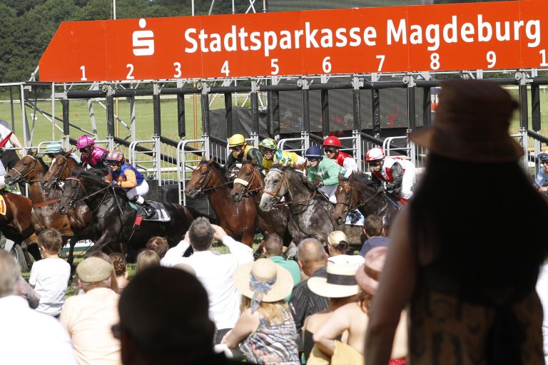 Am Samstag: Zweimal sieben Rennen im Osten und Westen