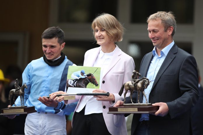 Besitzerin Petra Stucke mit Ersatz-Ehrenpreis