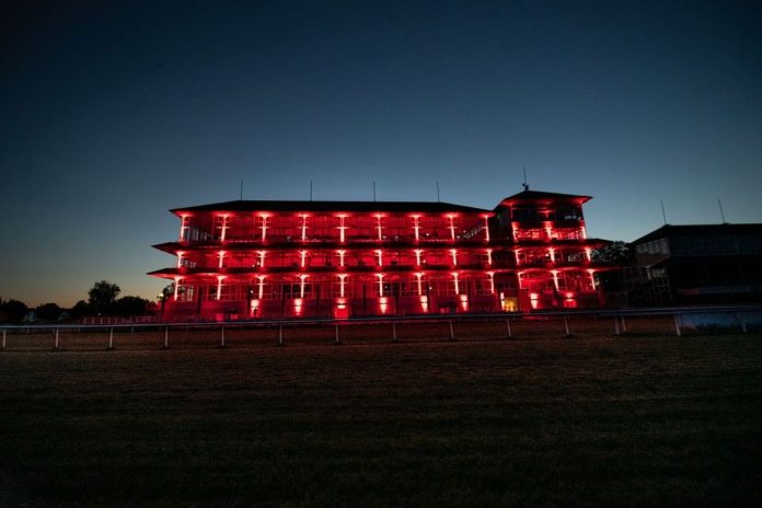 Rot erleuchtet: Die Benazet-Tribüne in Iffezheim Rot erleuchtet: Die Benazet-Tribüne in Iffezheim