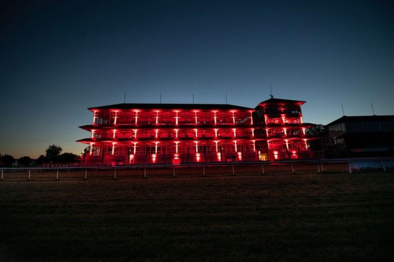 Rot erleuchtet: Die Benazet-Tribüne in Iffezheim