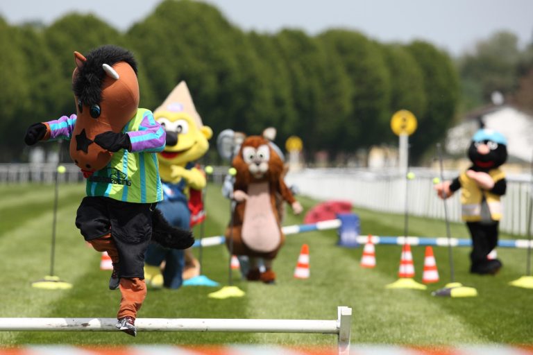 Pferdinand bei TV total Maskottchen-Rennen